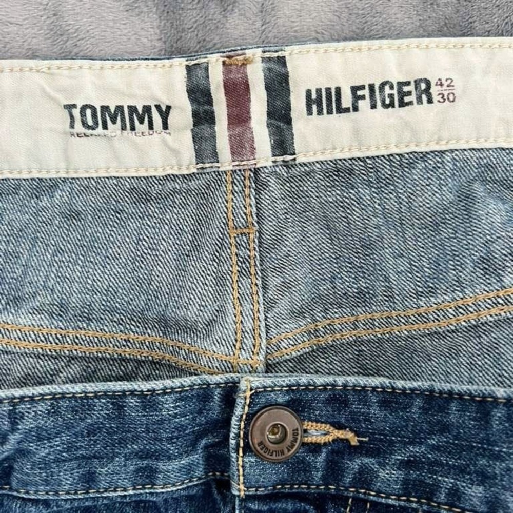 Tommy Hilfiger Relaxed Freedom Jeans 42x30 Medium Wash 100% Cotton 5 Pocket Men - Picture 2 of 12
